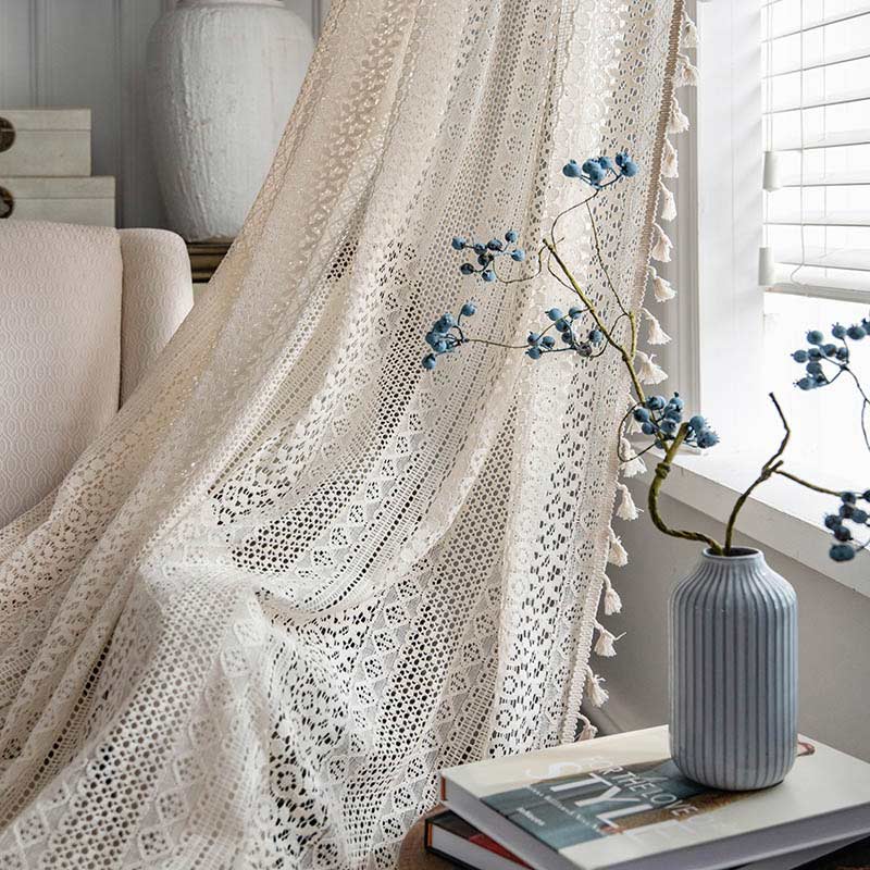 Tenda in cotone beige con nappe traforate