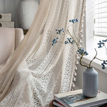 Tenda in cotone beige con nappe traforate