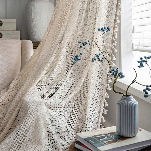 Tenda in cotone beige con nappe traforate