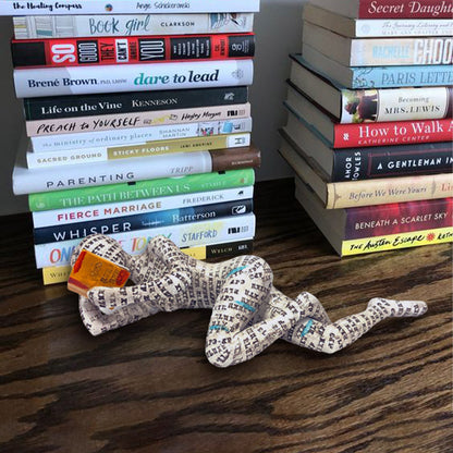 Statua della donna pensatrice che legge, decorazione per libreria