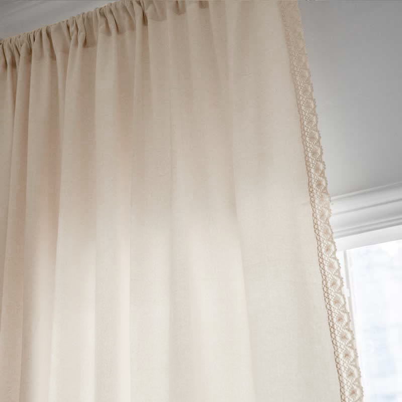 Tenda in cotone bianco con drappeggio traforato e nappa