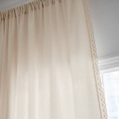 Tenda in cotone bianco con drappeggio traforato e nappa