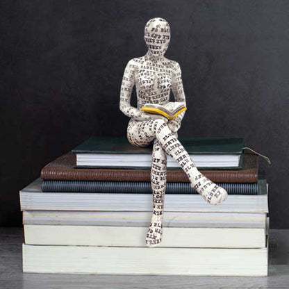 Statua della donna pensatrice che legge, decorazione per libreria