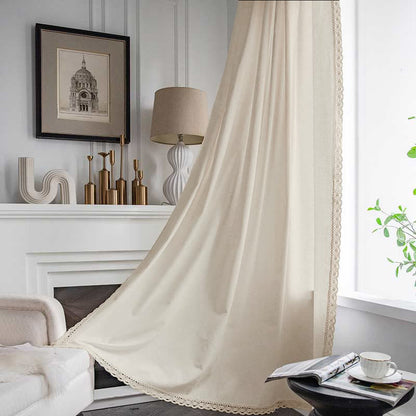 Tenda in cotone bianco con drappeggio traforato e nappa