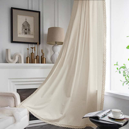 Tenda in cotone bianco con drappeggio traforato e nappa