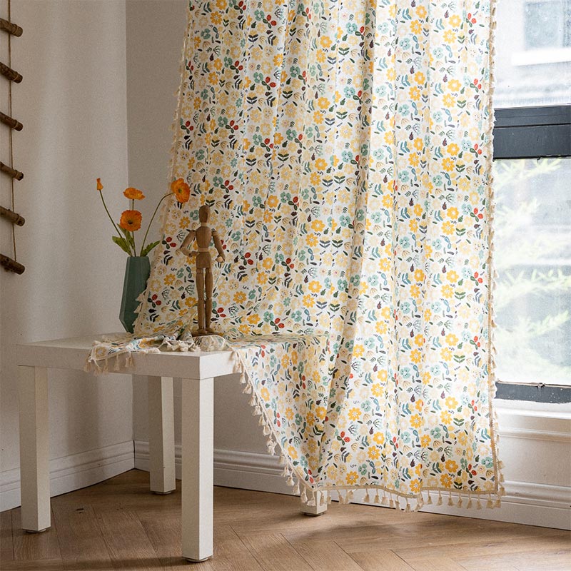 Tenda filtrante con nappa di fiori gialli