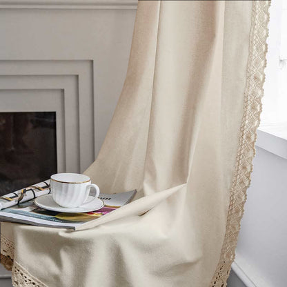 Tenda in cotone bianco con drappeggio traforato e nappa