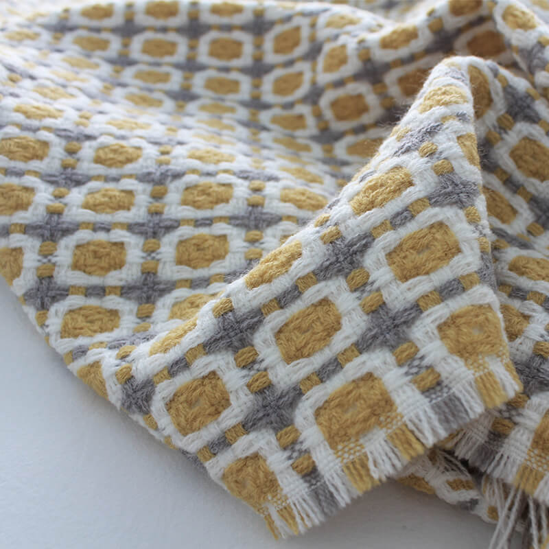 Coperta per divano lavorata a maglia Ownkoti con nappe
