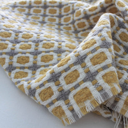 Coperta per divano lavorata a maglia Ownkoti con nappe