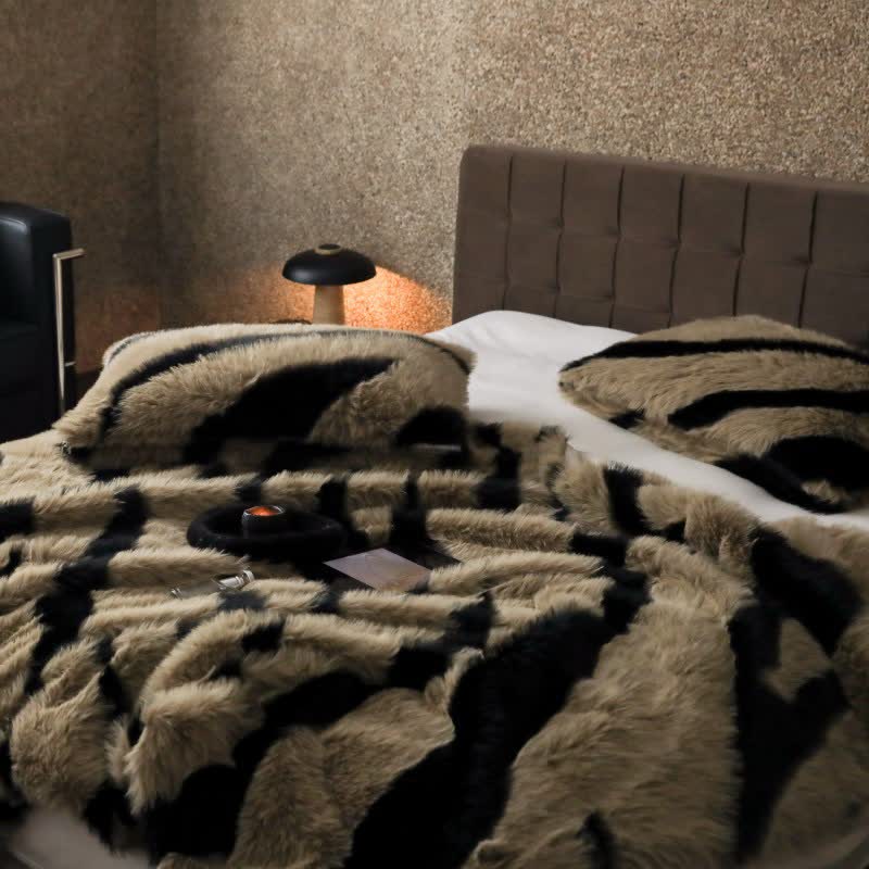 Coperta in pelliccia sintetica con stampa zebra moderna