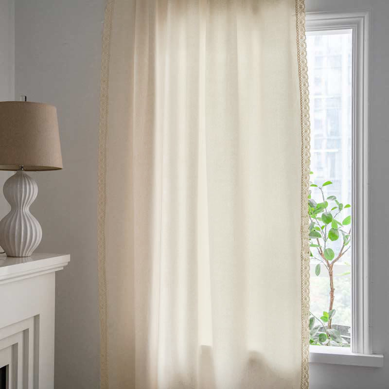 Tenda in cotone bianco con drappeggio traforato e nappa